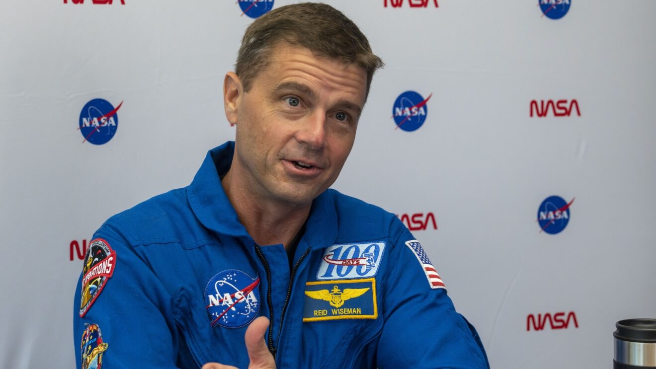 Após missão espacial, astronauta não religioso busca capelão e chora ao ver cruz