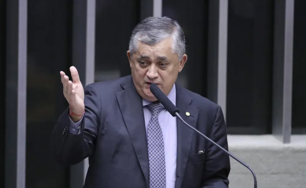 Guimarães sugere aumentar endividamento para "salvar economia popular"