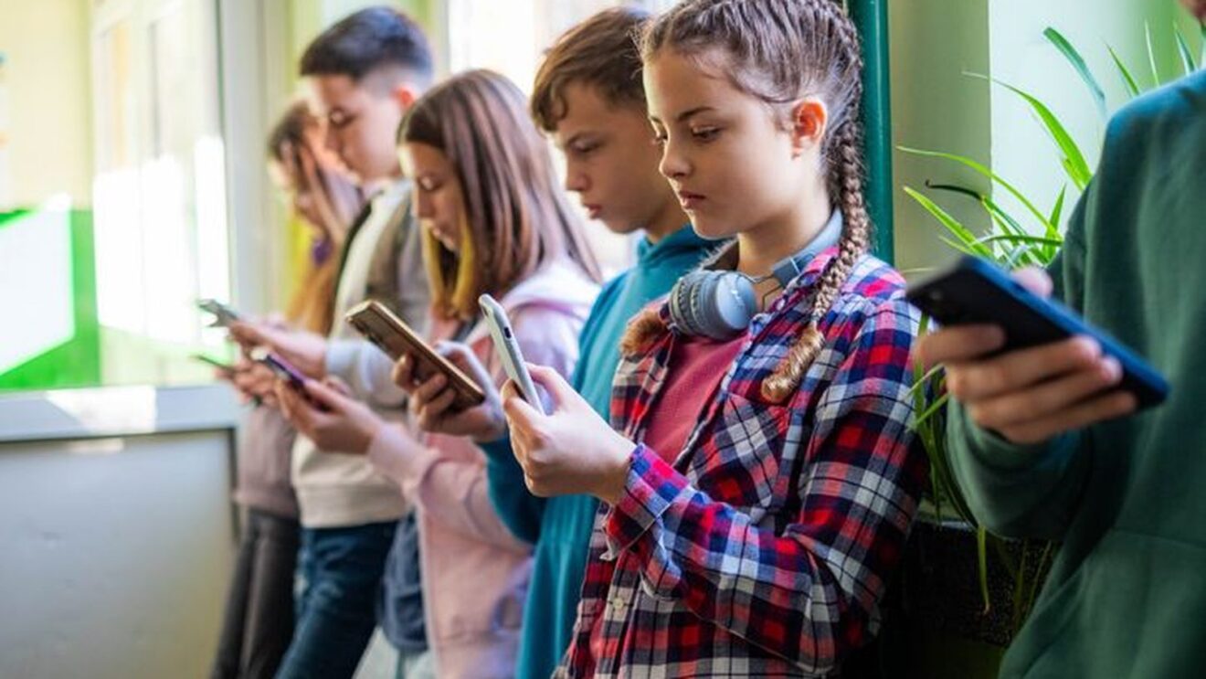 Noruega planeja restringir o uso de redes sociais para menores de 16 anos