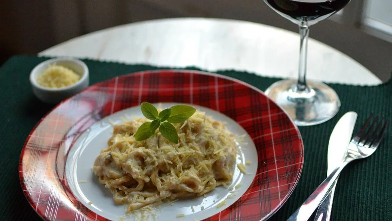 Macarrão com frango desfiado e requeijão cremoso
