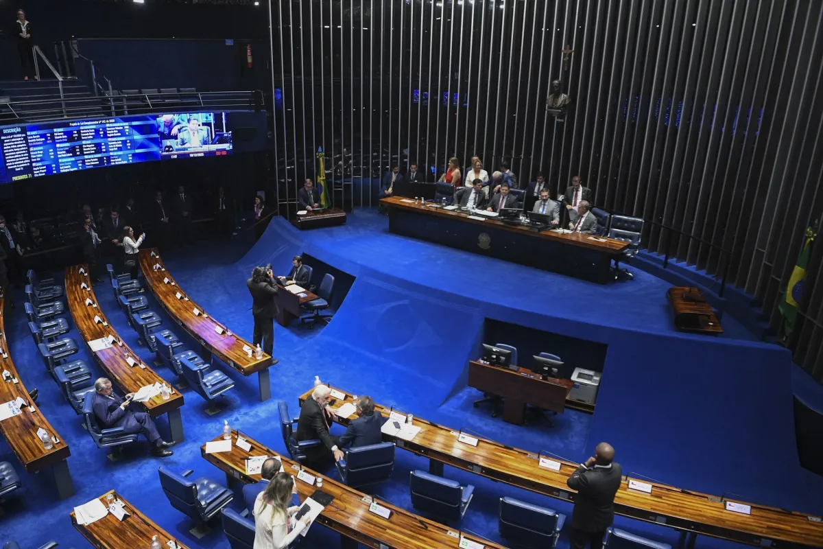 Senadores apresentam PEC alternativa à da Câmara sobre escala 6 x 1