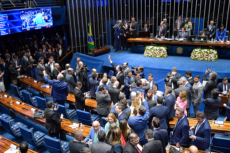 Oposição articula retardar avanço da PEC da escala 6x1 no Senado
