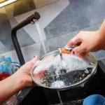 Como remover gordura das tampas de panelas