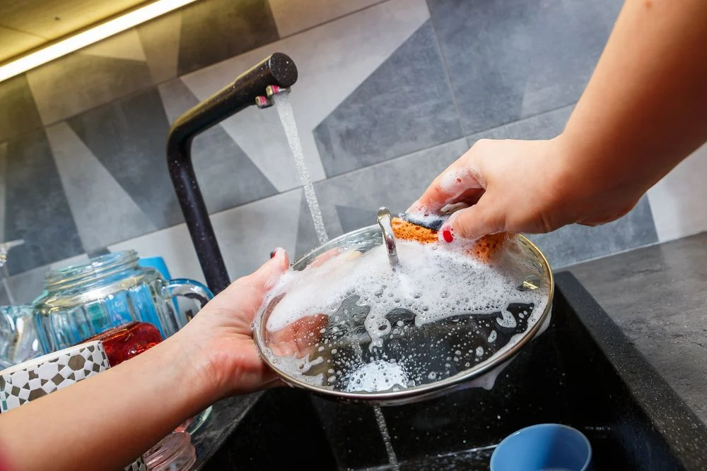 Como remover gordura das tampas de panelas