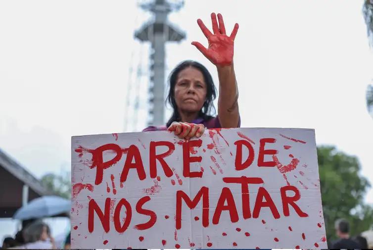 Homicídios de mulheres diminuem no Brasil; feminicídios ficam estáveis