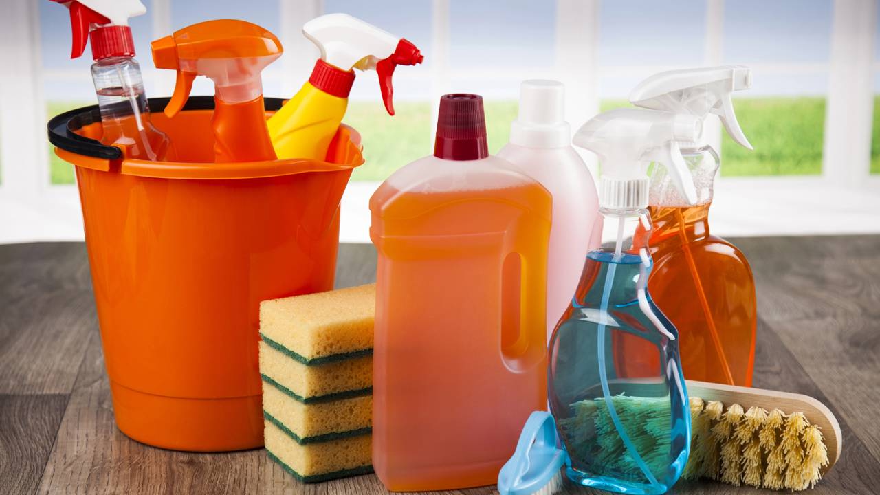 Dicas de produtos de limpeza essenciais para facilitar a limpeza da sua casa