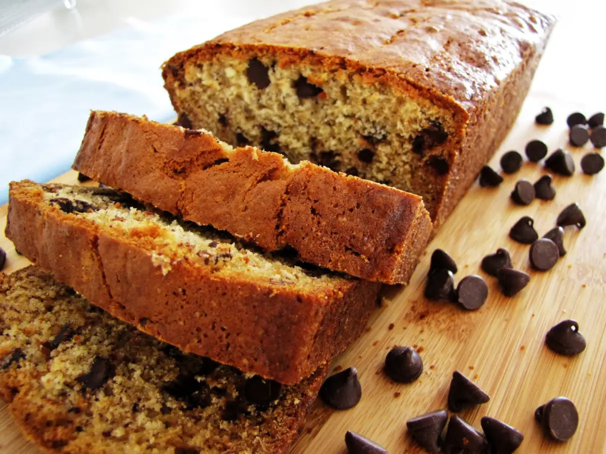 Bolo de banana com gotas de chocolate