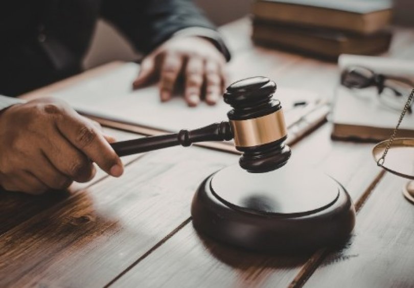 Filho é condenado por chamar mãe de "crente saf4da" e ameaçar o pai