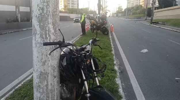 Motociclista morre após bater em meio-fio e palmeira na avenida dos Holandeses