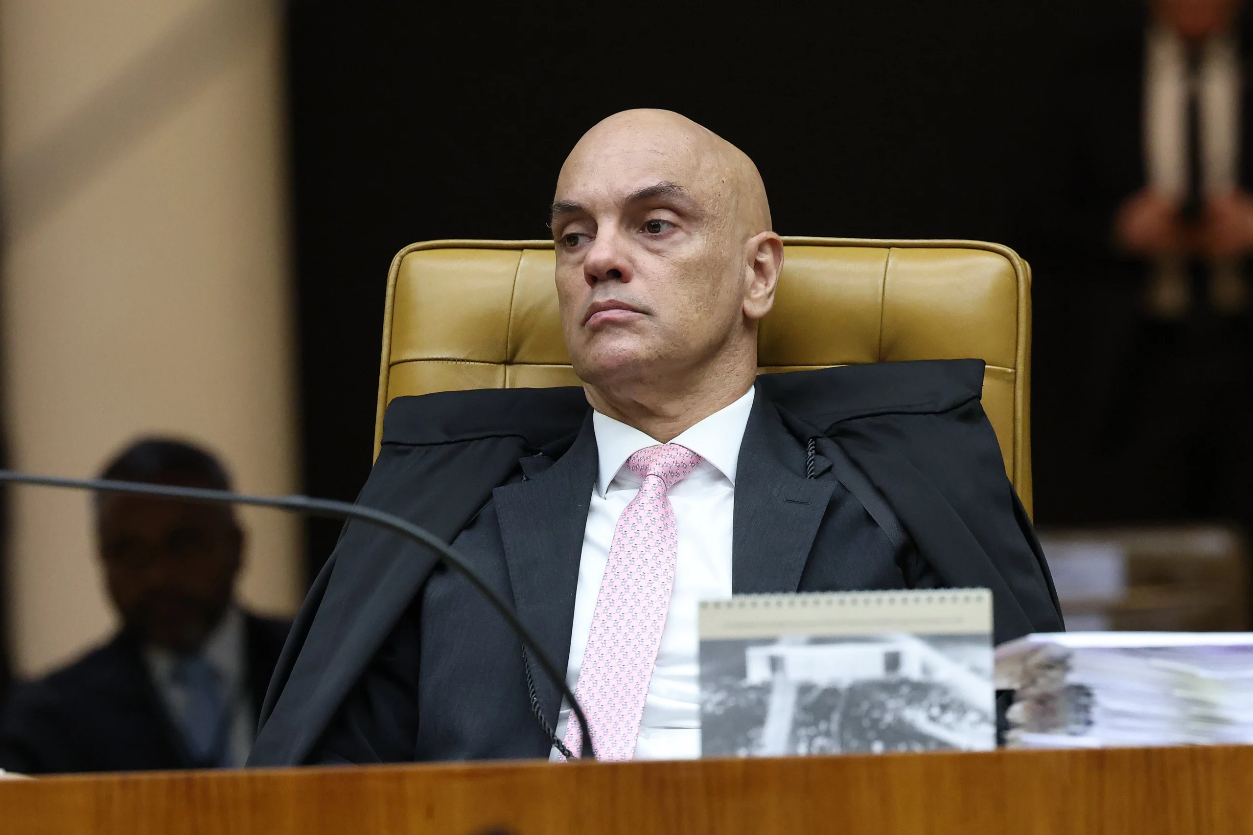 Moraes dá 24h para Bolsonaro explicar arma apreendida