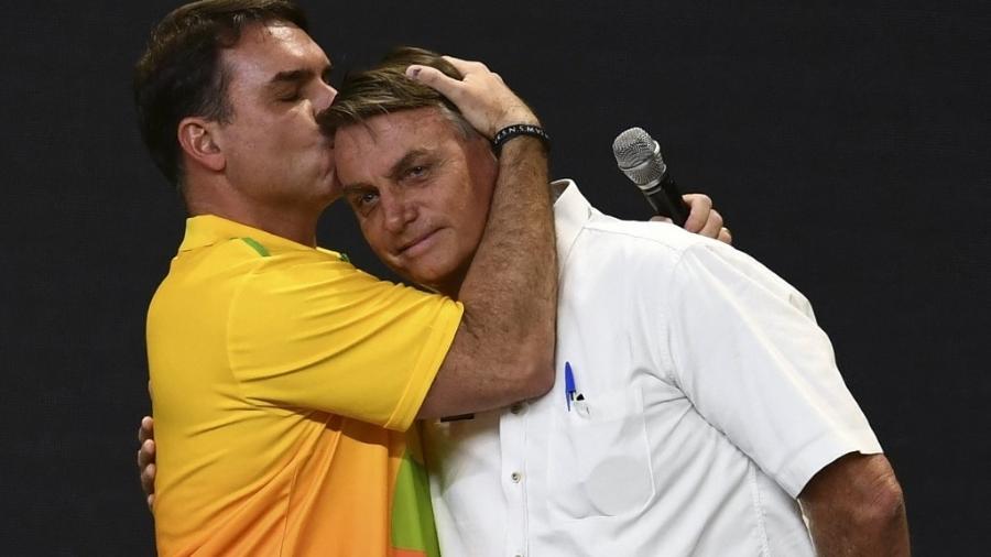 Moraes autoriza Flávio, nora e netas a visitar Bolsonaro no sábado (13)