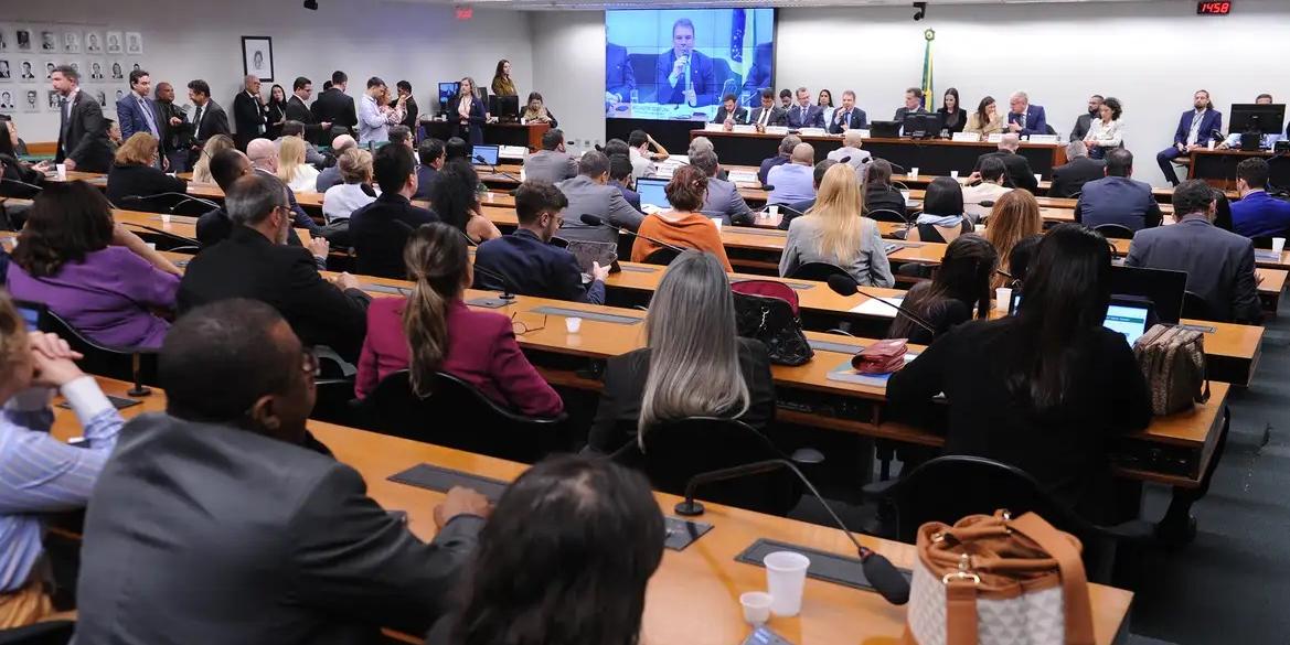 CCJ da Câmara aprova proposta que reduz maioridade penal de 18 para 16 anos