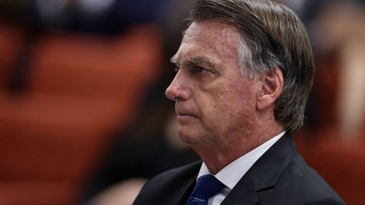 Bolsonaro depõe por cinco minutos sobre arma apreendida