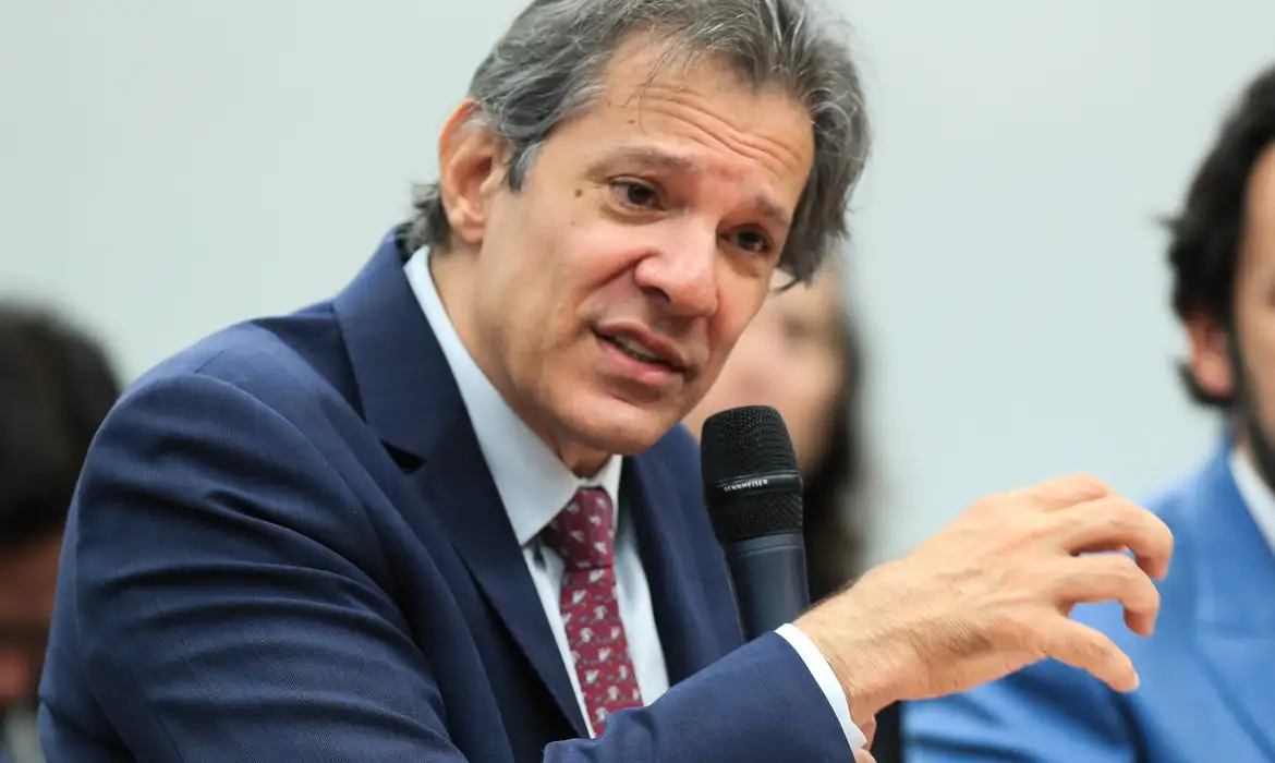 "Foram os governadores que começaram a cobrar taxa das blusinhas", diz Haddad