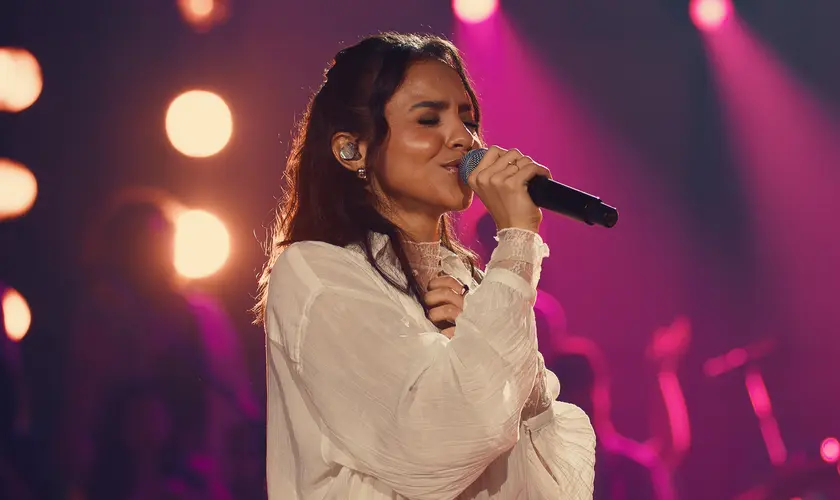 Julia Vitória apresenta o álbum “Ao Vivo na Ópera de Arame” em edição especial