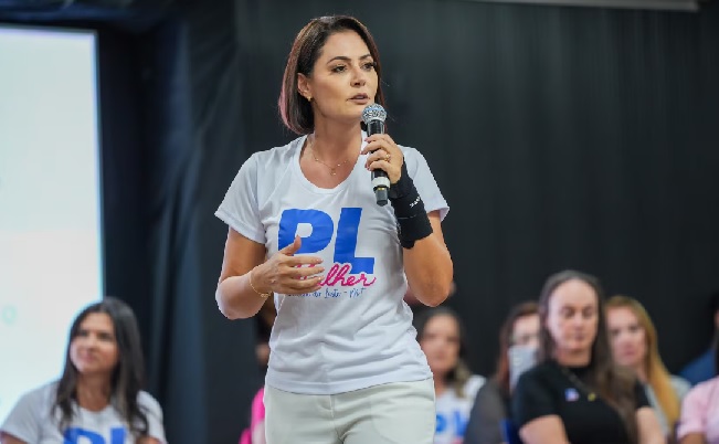 Michelle Bolsonaro decide deixar presidência do PL Mulher