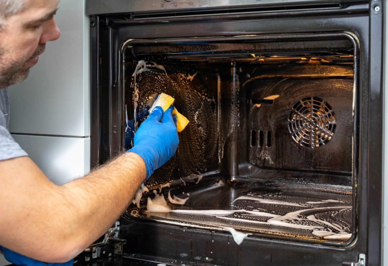 Como remover a gordura incrustada no forno do fogão