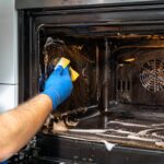 Como remover a gordura incrustada no forno do fogão