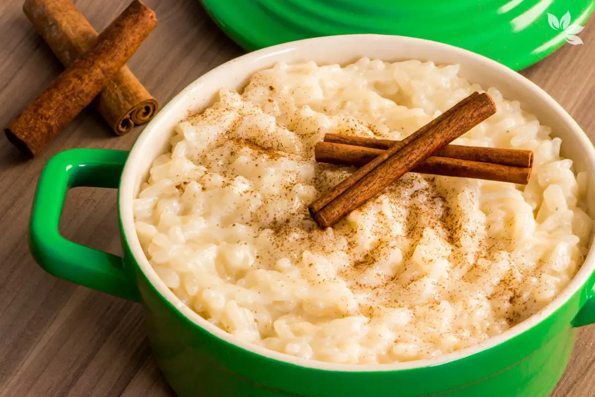 Descubra a maneira perfeita de preparar um arroz doce cremoso, simples e tradicional que evoca lembranças reconfortantes de tempos especiais. Esta receita clássica é um verdadeiro deleite para fins de tarde em família, trazendo à tona o inconfundível sabor de casa de vó