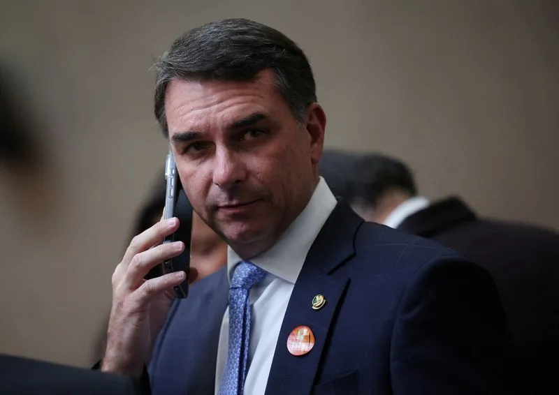 Campanha de Flávio vê "sistema" atuando contra senador