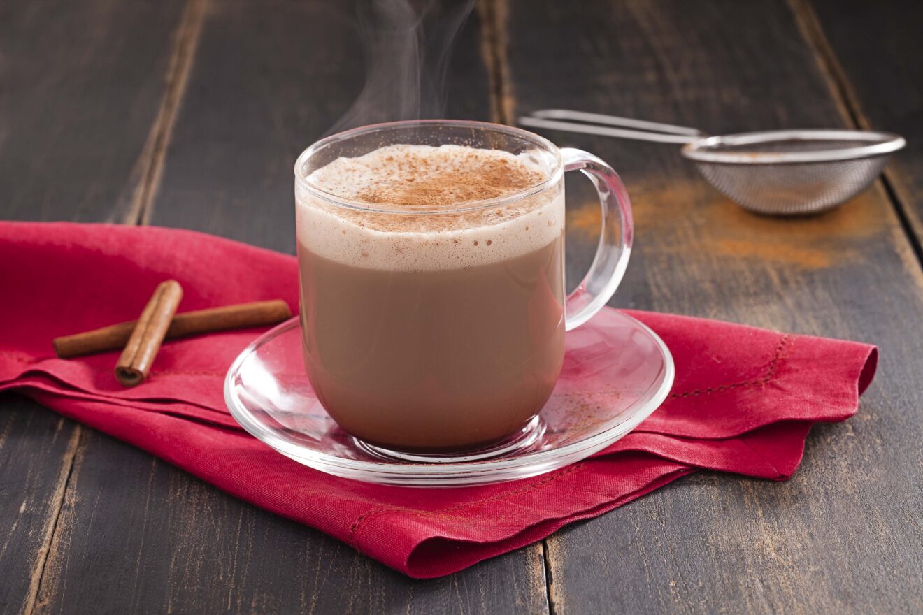 Aprenda a fazer pó para preparo de cappuccino cremoso Ingredientes 1 xícara (chá) de leite em pó; 50 g de café solúvel; 3 colheres (sopa) de chocolate em pó ou cacau; 1/4 de xícara (chá) de açúcar; 1 colher (chá) de canela em pó; 1 colher (chá) de bicarbonato de sódio. Modo de preparo Passe todos os ingredientes secos por uma peneira fina para remover grumos. Junte tudo em uma tigela e mexa muito bem até ficar totalmente uniforme. Coloque a mistura em um pote de vidro ou de plástico com tampa bem fechada. Para servir, adicione 2 colheres (sopa) do pó em uma xícara de leite ou água quente, mexa bem e aproveite.