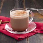 Aprenda a fazer pó para preparo de cappuccino cremoso Ingredientes 1 xícara (chá) de leite em pó; 50 g de café solúvel; 3 colheres (sopa) de chocolate em pó ou cacau; 1/4 de xícara (chá) de açúcar; 1 colher (chá) de canela em pó; 1 colher (chá) de bicarbonato de sódio. Modo de preparo Passe todos os ingredientes secos por uma peneira fina para remover grumos. Junte tudo em uma tigela e mexa muito bem até ficar totalmente uniforme. Coloque a mistura em um pote de vidro ou de plástico com tampa bem fechada. Para servir, adicione 2 colheres (sopa) do pó em uma xícara de leite ou água quente, mexa bem e aproveite.