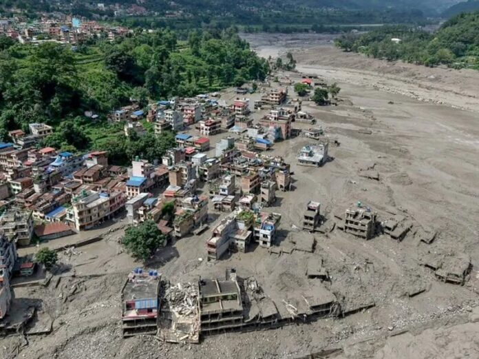 Enchente repentina no Nepal deixa centenas de desaparecidos
