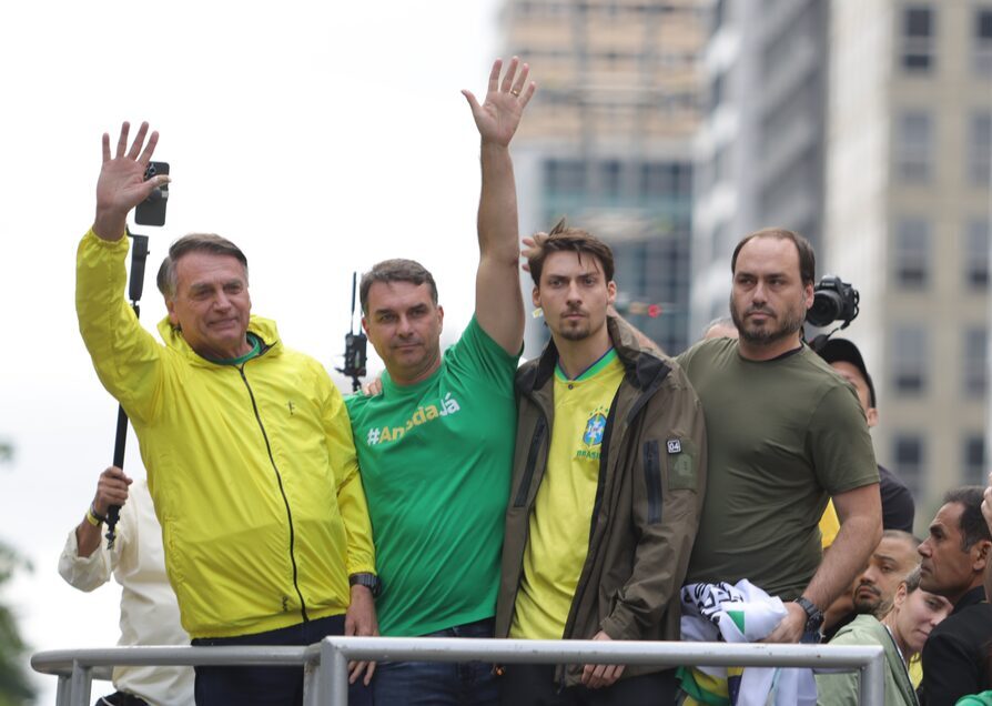 Bolsonaro pede a Moraes autorização para receber filhos no Dia dos Pais