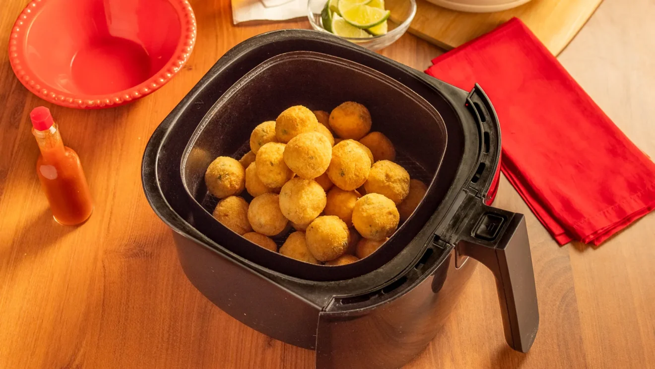 Fazer bolinhos na fritadeira elétrica é uma forma rápida, limpa e prática de preparar lanches sem usar o forno tradicional. A versatilidade do aparelho permite criar receitas doces fofinhas (usando forminhas de silicone) ou opções salgadas bem douradas e crocantes diretamente no cesto.