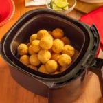 Fazer bolinhos na fritadeira elétrica é uma forma rápida, limpa e prática de preparar lanches sem usar o forno tradicional. A versatilidade do aparelho permite criar receitas doces fofinhas (usando forminhas de silicone) ou opções salgadas bem douradas e crocantes diretamente no cesto.