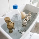 Como usar o truque da garrafa plástica na bacia acoplada do vaso sanitário