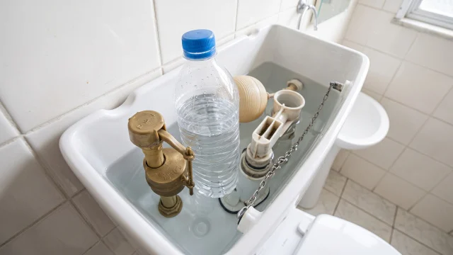Como usar o truque da garrafa plástica na bacia acoplada do vaso sanitário