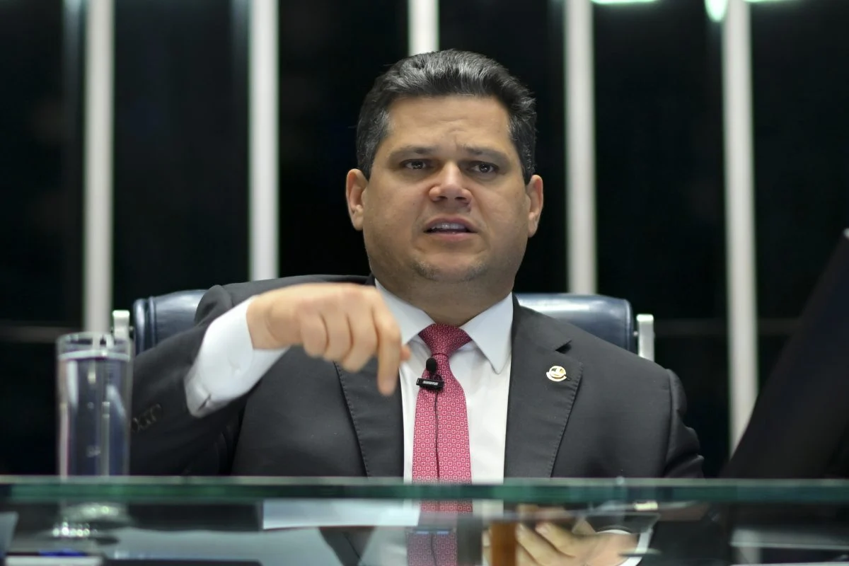 Mensagens mostram relação entre Alcolumbre e Vorcaro