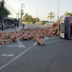 Carreta com 40 toneladas de óleo de cozinha tomba na BR-135 e deixa trânsito lento perto do aeroporto de São Luís