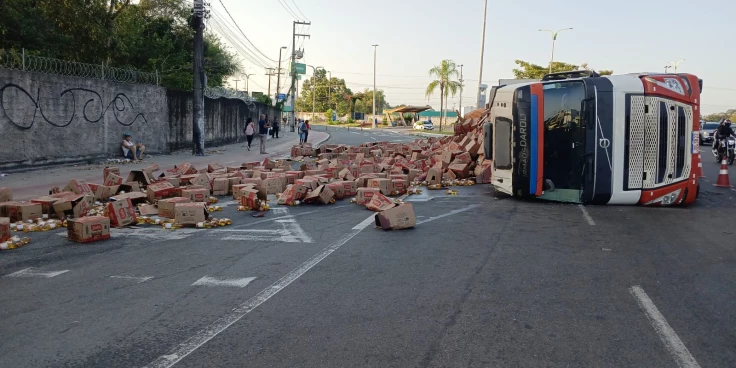 Carreta com 40 toneladas de óleo de cozinha tomba na BR-135 e deixa trânsito lento perto do aeroporto de São Luís
