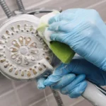 Aprenda a maneira ideal de remover o calcário dos ralos do chuveiro e evitar a baixa pressão da água