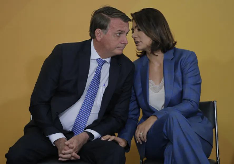 Justiça libera propaganda de Michelle com imagem e citação a Bolsonaro