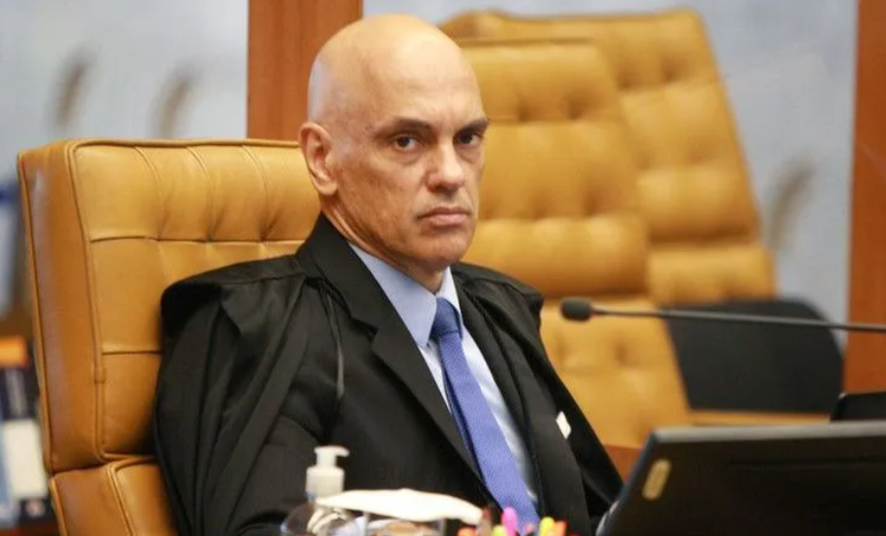 Folha pede renúncia de Moraes do cargo de ministro do Supremo