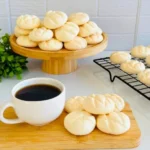 Biscoito de coco e polvilho Ingredientes 1 kg de polvilho doce; 100 g de coco ralado; 2 ovos inteiros; 2 xícaras de açúcar; 1 colher (sobremesa) de fermento em pó; 1 pote de 250 g de margarina; Modo de preparo Em uma vasilha faça um creme com a manteiga, o açúcar, os ovos, o fermento e o coco ralado. Acrescente o polvilho, aos poucos, e amasse com as mãos. Faça bolinhas e amasse com um garfo. Leve ao forno pré - aquecido. Quando estiver começando a ficar dourado retire do fogo.