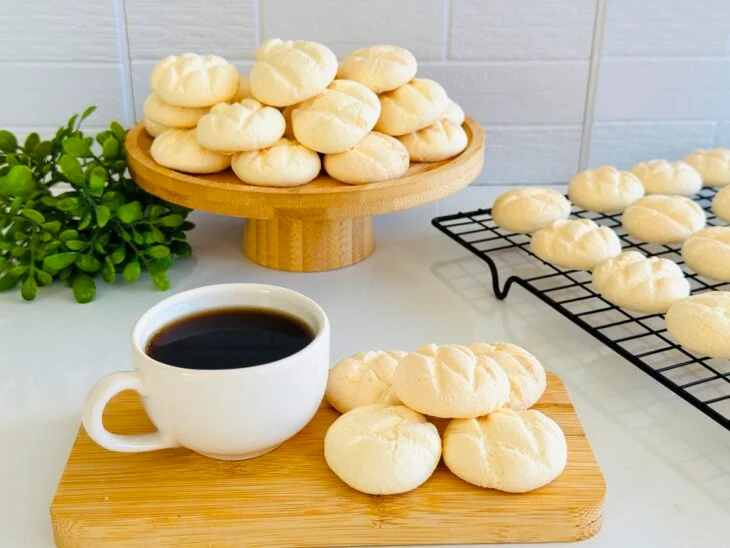 Biscoito de coco e polvilho Ingredientes 1 kg de polvilho doce; 100 g de coco ralado; 2 ovos inteiros; 2 xícaras de açúcar; 1 colher (sobremesa) de fermento em pó; 1 pote de 250 g de margarina; Modo de preparo Em uma vasilha faça um creme com a manteiga, o açúcar, os ovos, o fermento e o coco ralado. Acrescente o polvilho, aos poucos, e amasse com as mãos. Faça bolinhas e amasse com um garfo. Leve ao forno pré - aquecido. Quando estiver começando a ficar dourado retire do fogo.