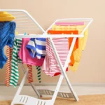 Dicas simples para acelerar a secagem da roupa e evitar o cheiro de mofo