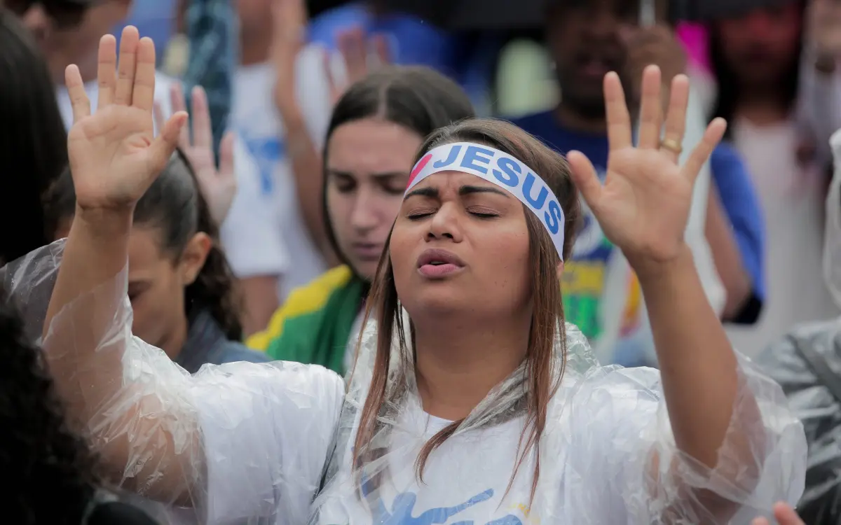 Pesquisa indica que 52,5% dos evangélicos rejeitam política em cultos
