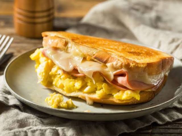Torrada crocante com ovo e queijo na airfryer