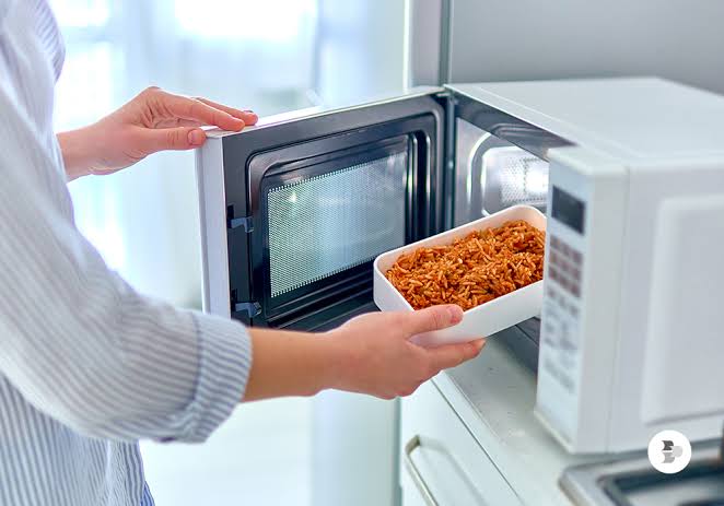 Micro-ondas não é para tudo: veja o que pode explodir, espirrar ou pegar fogo dentro do aparelho