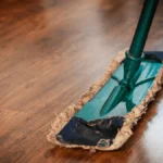 Dicas para limpar piso de madeira da forma correta