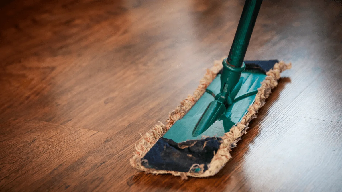 Dicas para limpar piso de madeira da forma correta