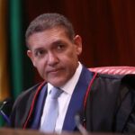 Ministros do TSE avaliam que pedido de Flávio Bolsonaro para anular eleição não deve avançar