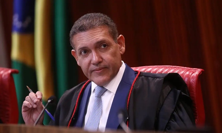 Ministros do TSE avaliam que pedido de Flávio Bolsonaro para anular eleição não deve avançar