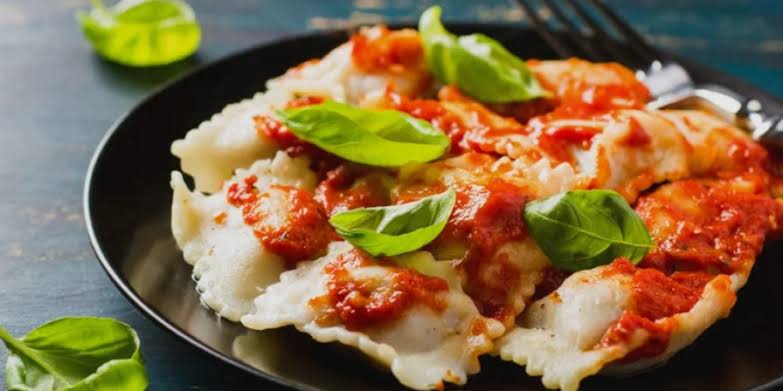 Ravioli com molho branco de calabresa