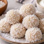 Para quem pratica atividades físicas ou busca opções práticas para os lanches intermediários, as trufas proteicas de coco e iogurte representam uma solução imediata. 